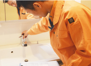 お客様に見積もりの確認をいただいている水猿スタッフ